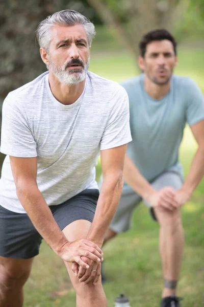 Dois Homens Exercitando Apoiando Joelho — Fotografia de Stock