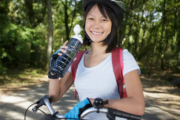 Νεαρή Γυναίκα Ποδηλάτης Κάνει Διάλειμμα Για Ένα Ποτό — Φωτογραφία Αρχείου