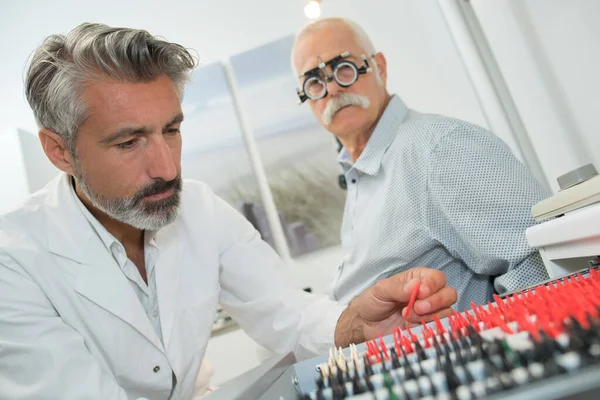 Optiker Schenkt Dem Patienten Eine Neue Brille — Stockfoto