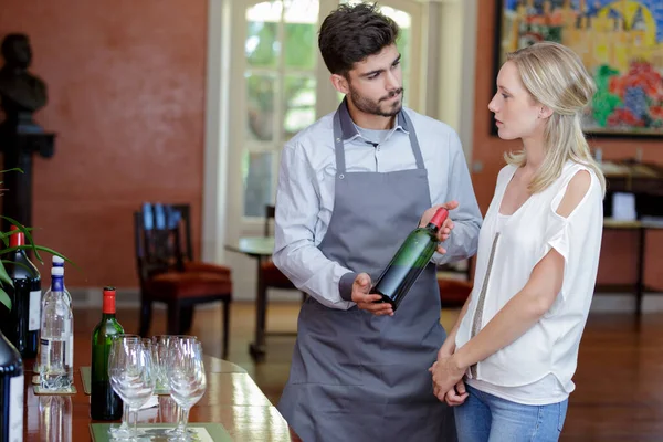 Mężczyzna Kobieta Degustacja Wina Winiarni — Zdjęcie stockowe