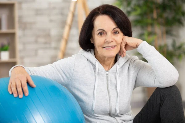 Senior Kvinna Ler Mot Kameran — Stockfoto