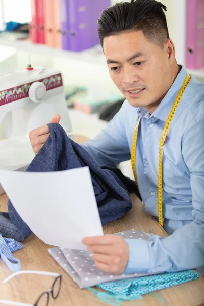 Красивый Азиатский Модельер Швейная Машинка — стоковое фото