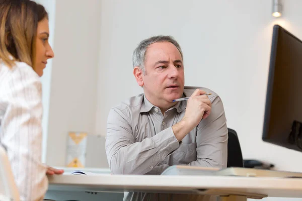 Mann Arbeitet Büro Mit Einer Frau — Stockfoto