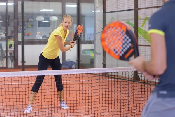 Portret Van Een Echtpaar Dat Paddle Tennis Speelt — Stockfoto