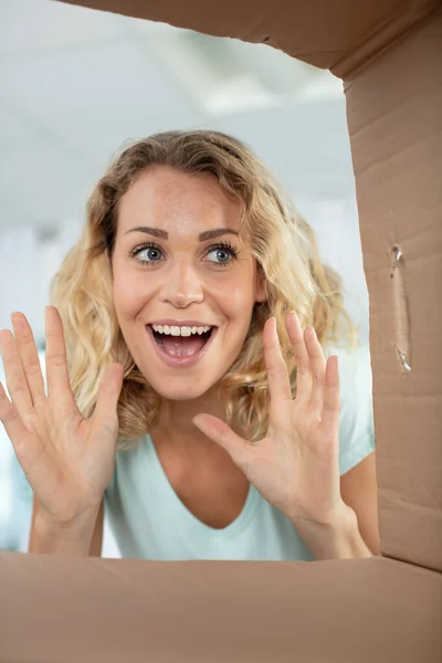 Usmívající Mladá Žena Otevírá Kartónovou Krabici — Stock fotografie