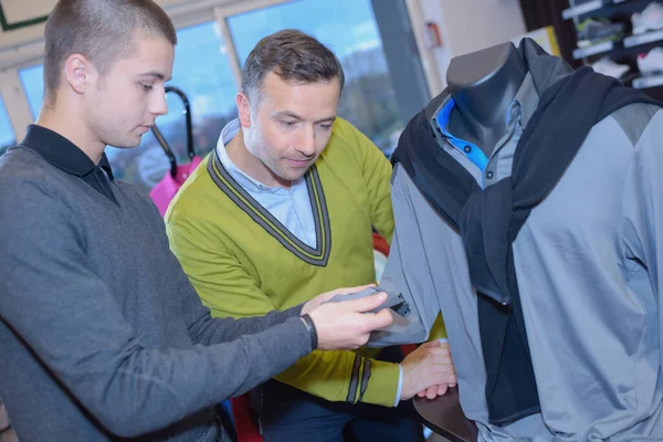 Dois Homens Olhando Para Roupas Esportivas Loja — Fotografia de Stock