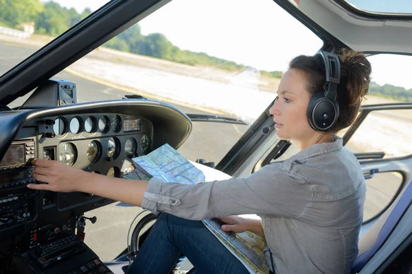 Helikopterde Bir Kadın Pilot — Stok fotoğraf