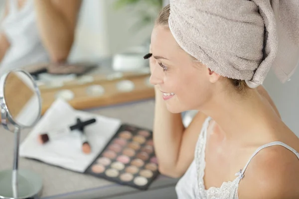 Maquillador Haciendo Maquillaje — Foto de Stock