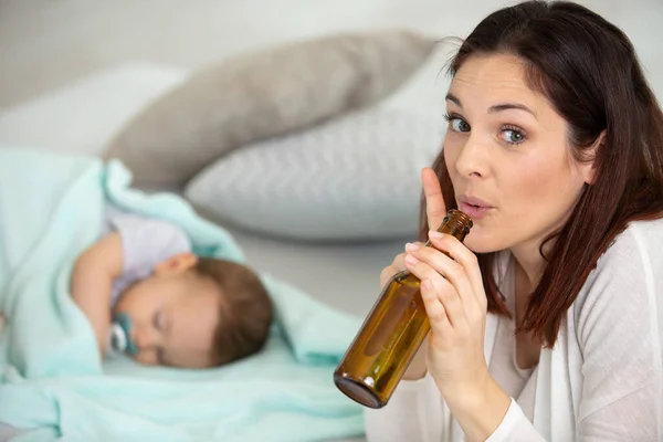 Adicta Madre Bebiendo Cerveza Mientras Los Bebés Duermen — Foto de Stock