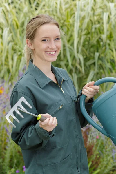 Junge Gärtnerin Lächelt Und Hält Werkzeuge Der Hand — Stockfoto