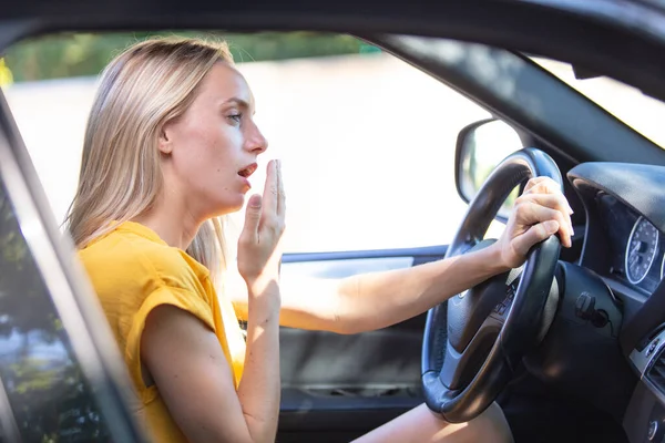 Müde Frau Gähnt Auto — Stockfoto