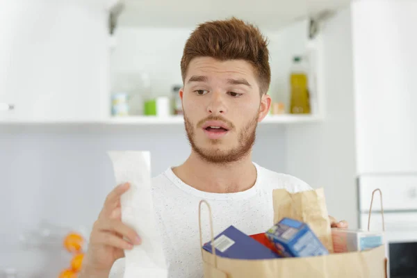 Man Met Een Duur Ontvangstbewijs — Stockfoto