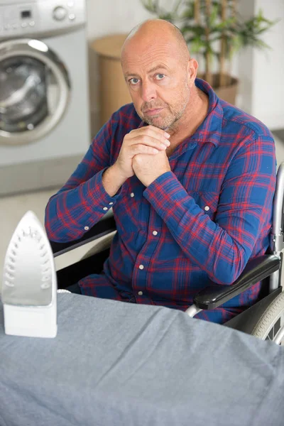 Dojrzały Mężczyzna Wózku Inwalidzkim Siedział Przy Desce Prasowania — Zdjęcie stockowe