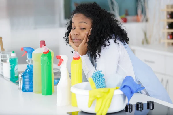 Mulher Entediada Inclinado Bancada Com Produtos Limpeza — Fotografia de Stock