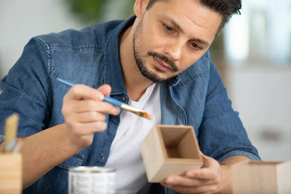 Handyman Lackering Furu Träföremål — Stockfoto