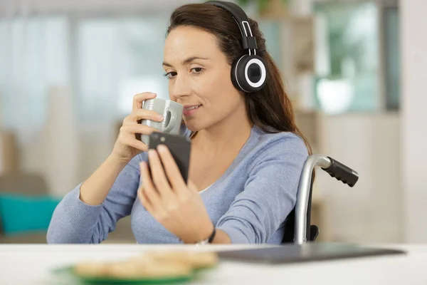 Glimlachende Vrouw Rolstoel Doet Een Selfie Thuis — Stockfoto