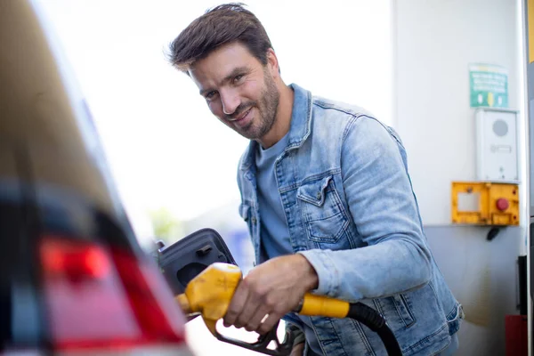 Man Pompt Benzine Auto Bij Tankstation — Stockfoto