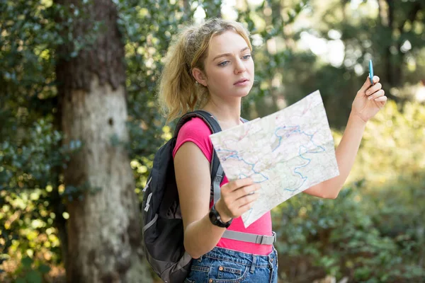 Ženské Turista Při Pohledu Kompas Lese — Stock fotografie