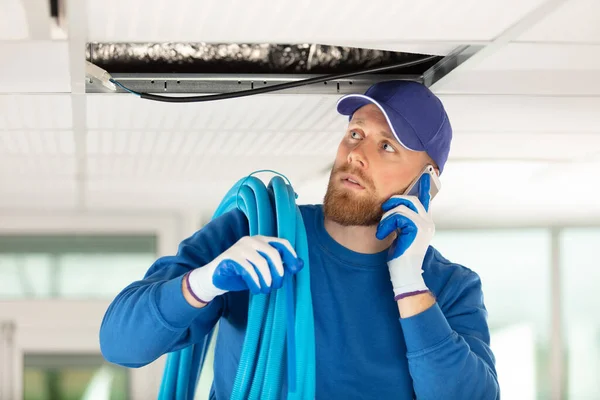 Comerciante Con Carrete Tubo Azul Hombro — Foto de Stock