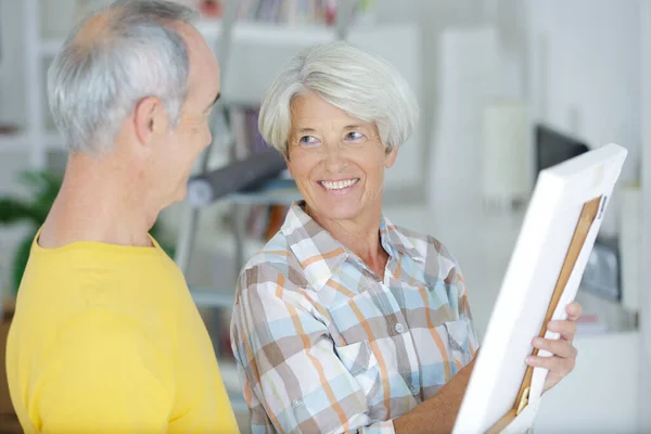 Pareja Ancianos Hablando Nuevo Proyecto Bricolaje — Foto de Stock