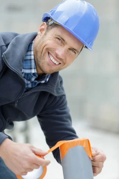 Een Vrolijke Glimlachende Loodgieter Buiten — Stockfoto