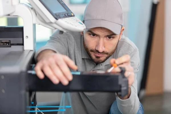 Mann Techniker Reparatur Eines Druckers Arbeitsplatz Bei Der Arbeit — Stockfoto