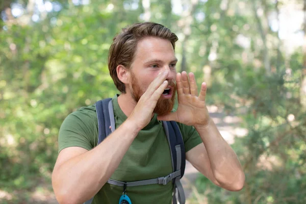 Hombre Gritando Bosque Llamando Alguien — Foto de Stock