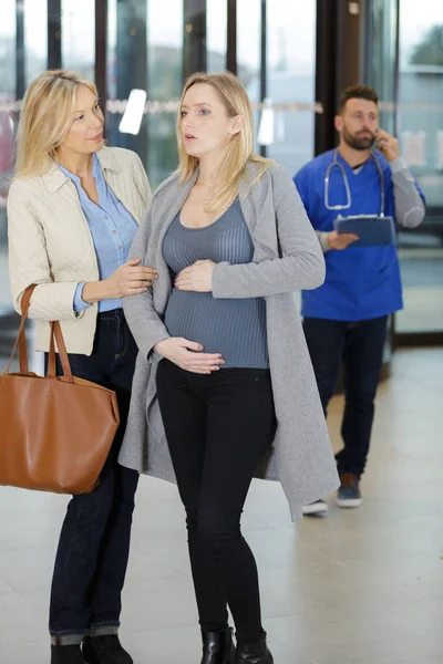 Έγκυος Γυναίκα Που Αντιμετωπίζει Πόνο Στο Λόμπι Του Νοσοκομείου — Φωτογραφία Αρχείου