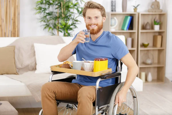 Lächelnder Behinderter Liest Beim Frühstück Mails — Stockfoto