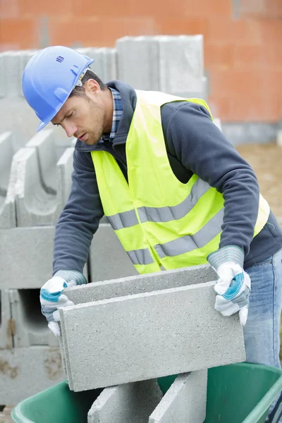 Trabajador Moviendo Bloque Hormigón — Foto de Stock