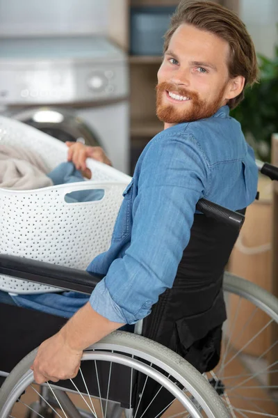 Behinderter Mann Rollstuhl Wäscht — Stockfoto