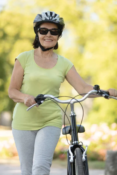 Anziana Donna Piedi Sua Bicicletta Attraverso Parco — Foto Stock