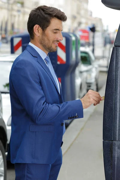 Hombre Pagando Por Multa Estacionamiento Máquina —  Fotos de Stock