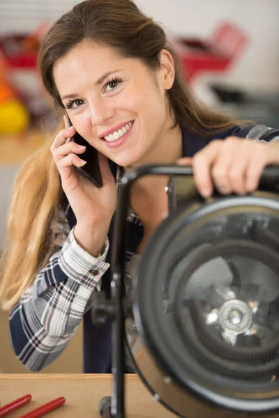 Female Technician Making Call Smartphone Workshop — Stock Photo, Image