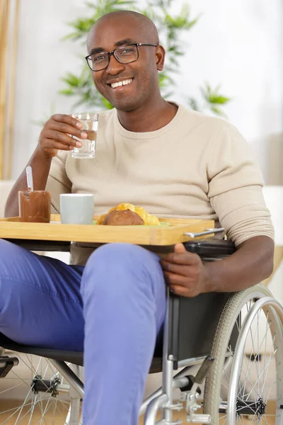 Uomo Sedia Rotelle Sta Facendo Colazione — Foto Stock