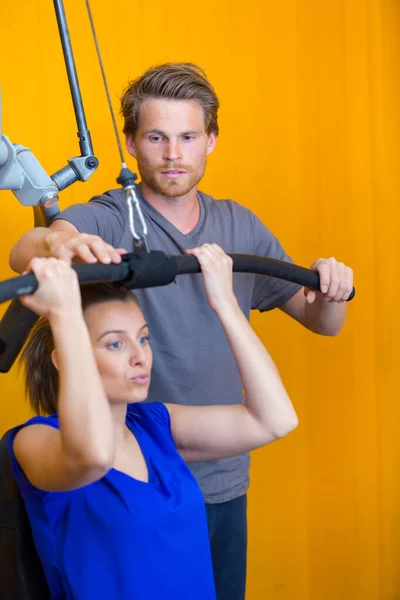 Personlig Tränare Arbetar Med Sin Klient Gym — Stockfoto