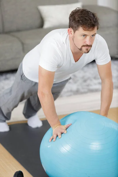 Hombre Joven Haciendo Ejercicio Abdominal Pelota —  Fotos de Stock