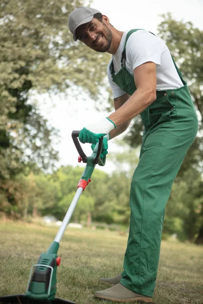 Glad Man Klipper Gräset Klipper Gräset — Stockfoto