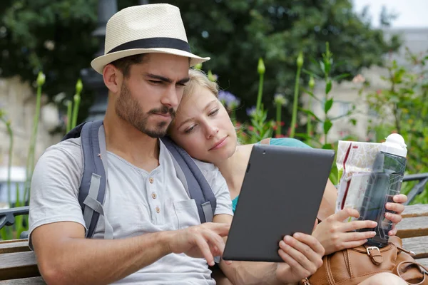 Jovem Casal Amoroso Está Segurando Tablet Cidade — Fotografia de Stock