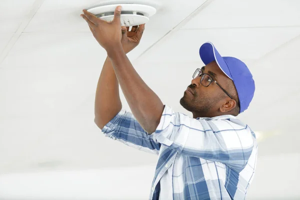 Worker Installing Smoke Detector Ceiling — Stock Photo, Image