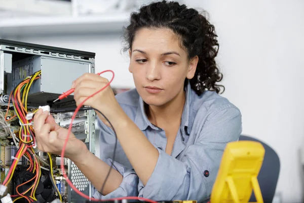 Woman Testing Motherboard — Stock Photo, Image