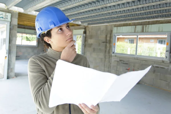 Mujer Constructora Pensando Renovar Espacio — Foto de Stock