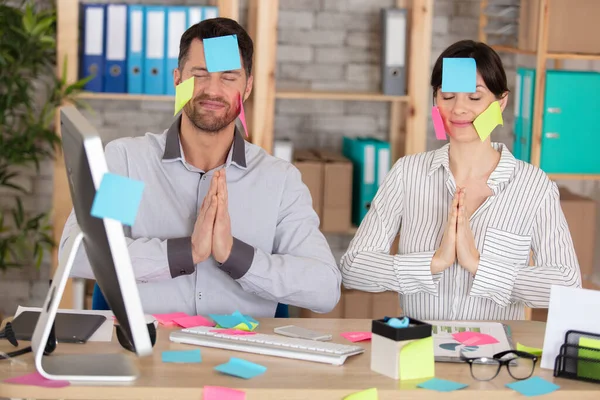 Equipo Oficina Que Divierte Con Post Notas — Foto de Stock