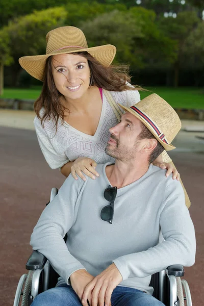 Paraplégique Homme Fauteuil Roulant Petite Amie — Photo