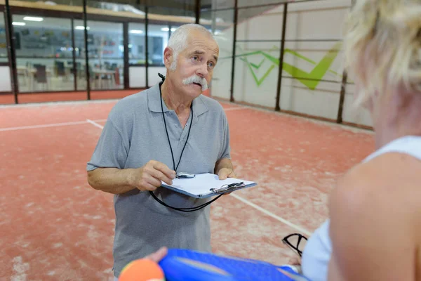Homem Sênior Com Área Transferência Quadra Squash — Fotografia de Stock