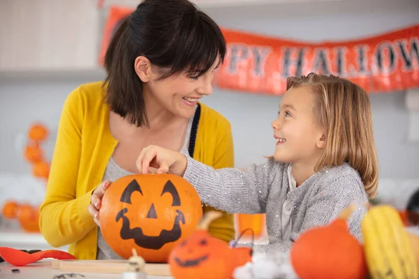 Glad Halloween Mor Och Hennes Dotter Snida Pumpa — Stockfoto