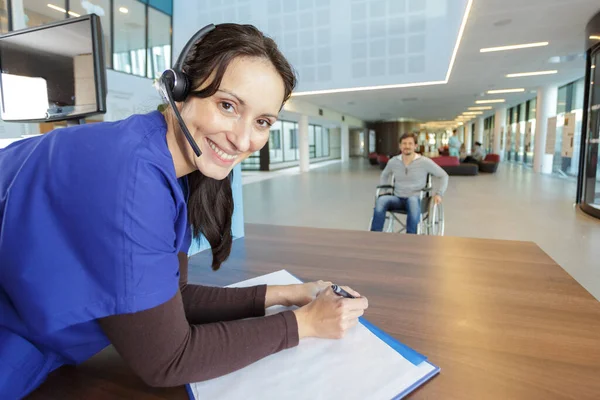 Patient Rollstuhl Der Rezeption Krankenhaus — Stockfoto