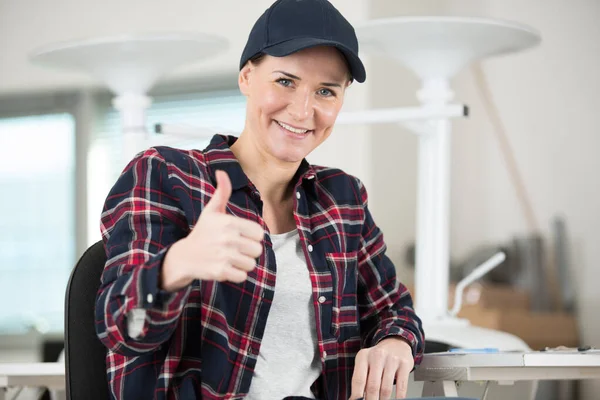 Eine Arbeiterin Der Tischlerwerkstatt — Stockfoto