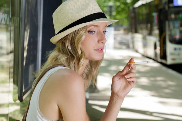 Young Woman Smoking While Waiting Bus — Stock Photo, Image