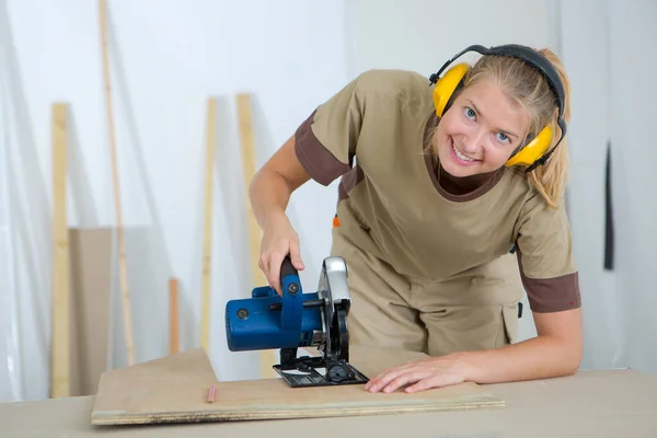 Professional Woman Using Electric Saw — Stock Photo, Image